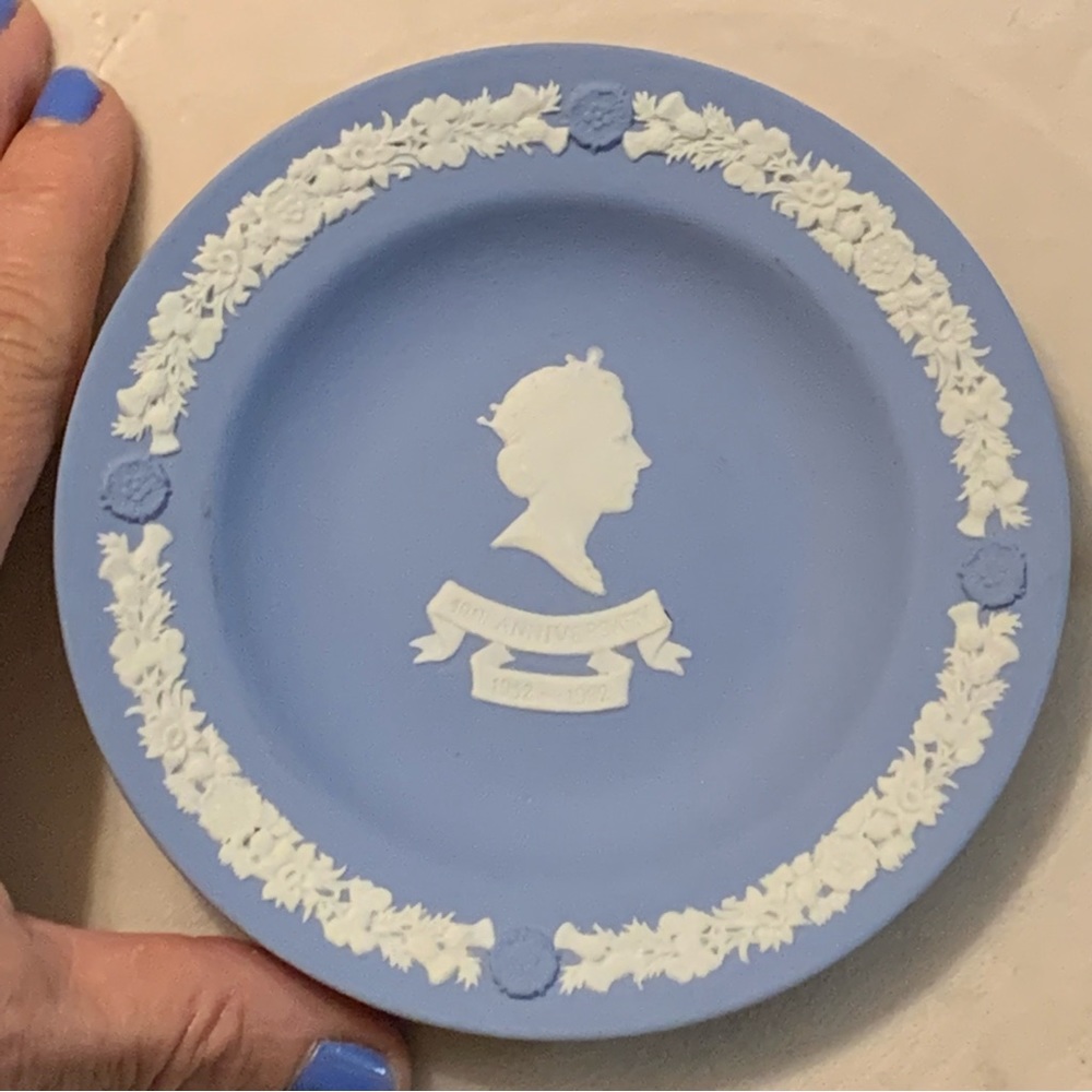 Wedgwood Queen Elizabeth 40th anniversary mini collectors plate